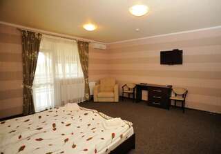 Мотели Hotel Vulyk Duliby Двухместный номер с 1 кроватью и балконом (для 2 взрослых и 1 ребенка)-3
