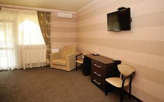 Мотели Hotel Vulyk Duliby Двухместный номер с 1 кроватью и балконом (для 2 взрослых и 1 ребенка)-4